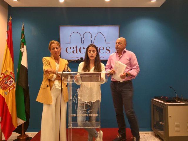 Elena Nevado, Elena Muñoz y Pedro Muriel tras la firma del convenio.