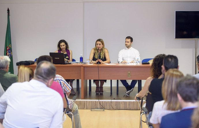 Los empresarios de 'Sabores Almería' y la diputada de Agricultura, en la reunión