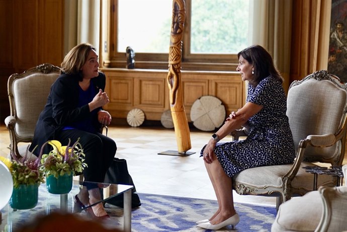 Les alcaldesses Ada Colau (Barcelona) i Anne Hidalgo (París)