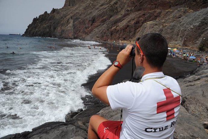 Un socorrista de Cruz Roja realiza vigilancia en la playa de Las Gaviotas