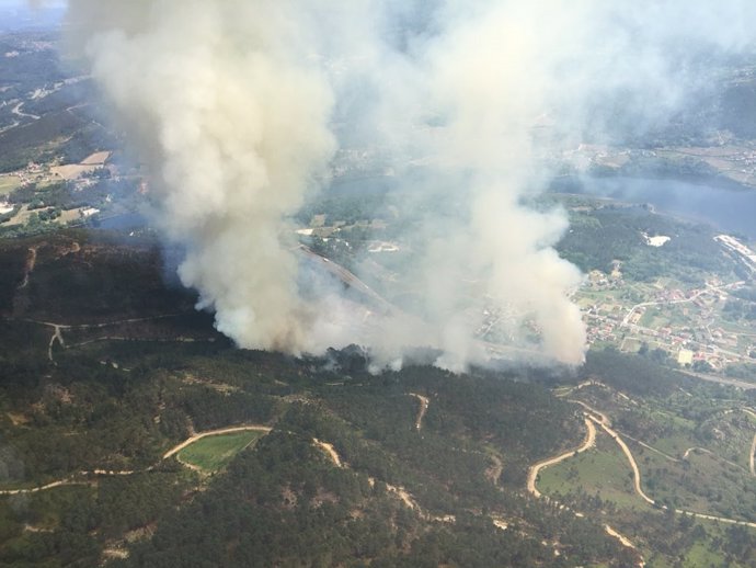 Incendio forestal de Cenlle (Ourense) 