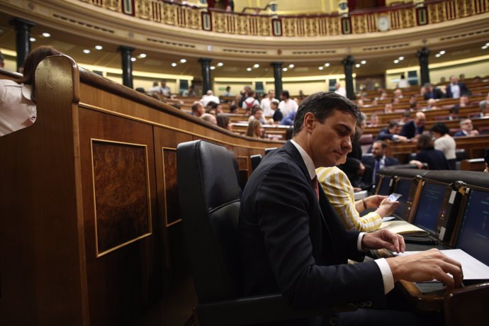 Pedro Sánchez, presidente del Gobierno, en su escaño del hemiciclo