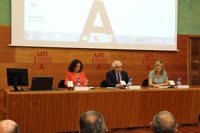 La consejera de Conocimiento destaca el acercamiento a la sociedad de los cursos de verano de la UNIA