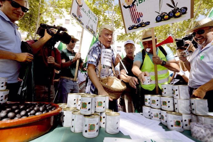Protesta en Sevilla contra los aranceles de EEUU a la aceituna negra de mesa
