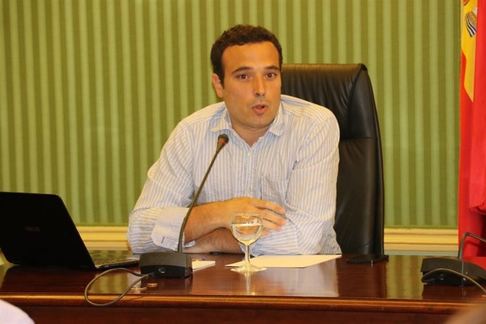 El economista Sergi Cutillas interviene en el Parlament