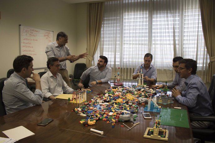 Comisión directiva de SCI jugando a Lego.