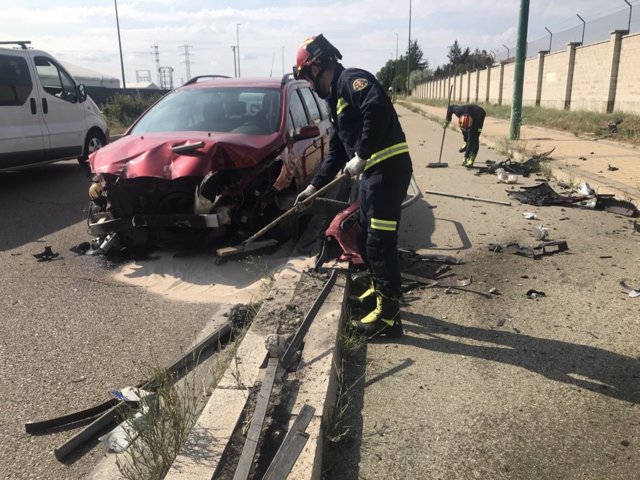 Vehículo que ha colisionado con una valla en Valladolid