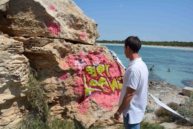 Borrar las pintadas aparecidas en Sa Punta Negra (Santanyí), supone un coste de 3.000 euros