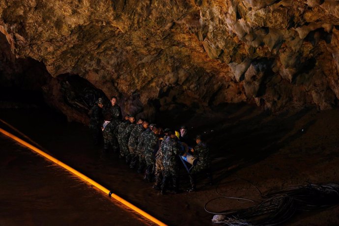 Los equipos de rescate en la cueva de Tham Luang 