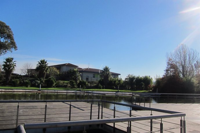 Imagen  de archivo. Cielo soleado en Barakaldo.