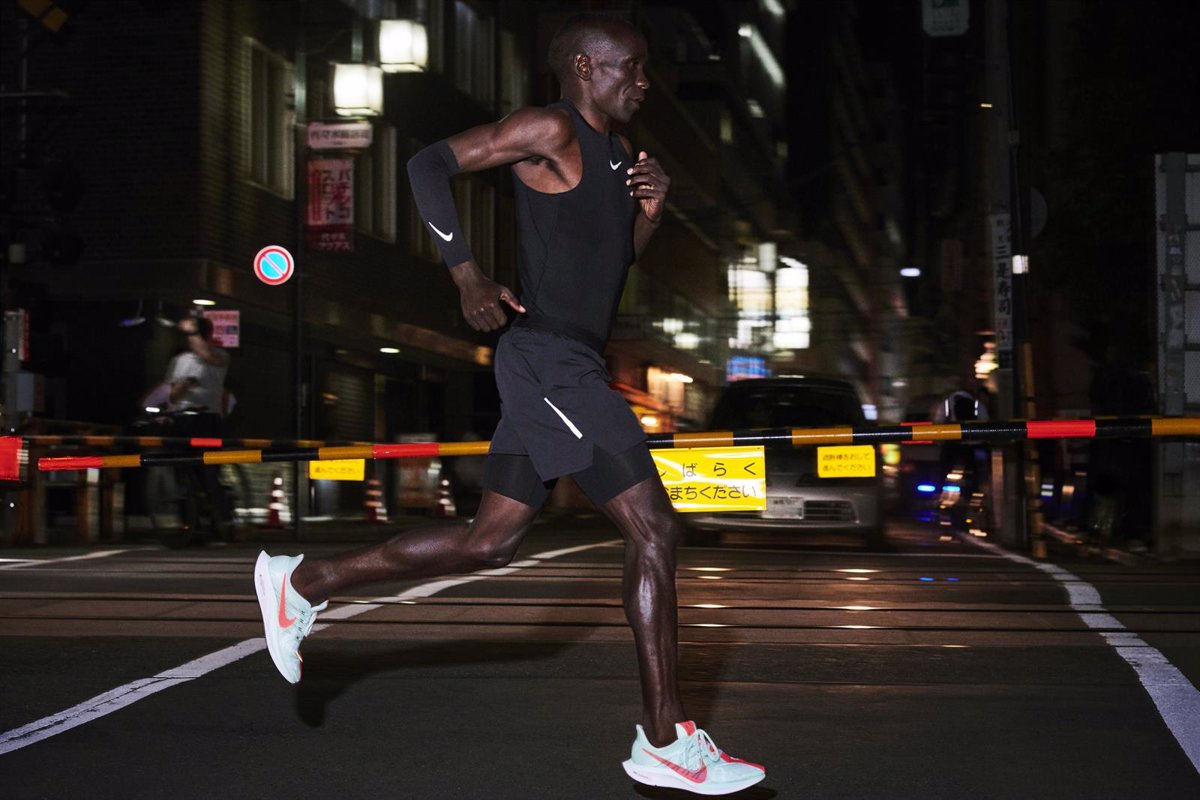 productos quimicos comerciante fuerte Nike aumenta la velocidad con las 'Air Zoom Pegasus Turbo' con los consejos  de Kipchoge