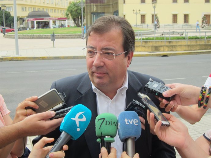 Fernández Vara atiende a los medios en Badajoz