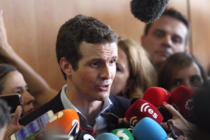 Pablo Casado atiende a los medios tras votar en las primarias del PP