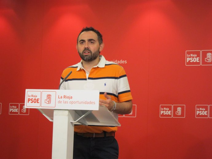 Raúl Juárez durante su comparecencia en la sede del  PSOE.                      