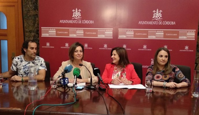 Sánchez Rubio (centro) y Ambrosio presentan el plan de inclusión social