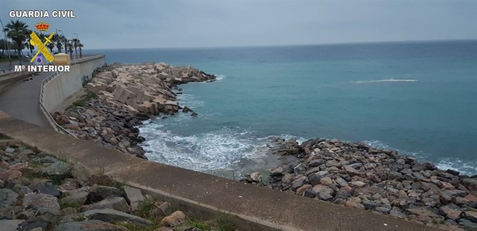 La Guardia Civil rescata a un grupo de inmigrantes arrojados al mar