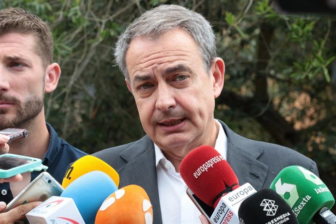 José Luis Rodríguez Zaptero atiende a los periodistas