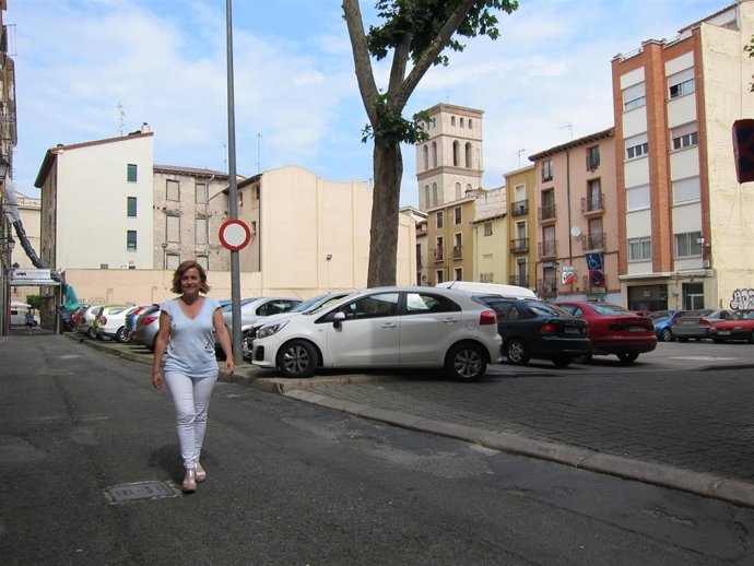 La portavoz socialista camina por la calle Los Yerros.