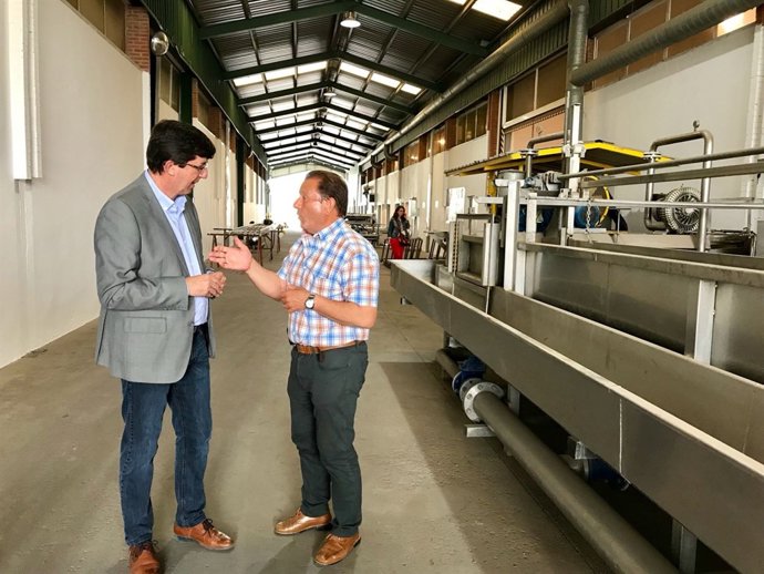 Visita de Juan Marín (Cs) a la cooperativa agrícola 'Las Marismas' 