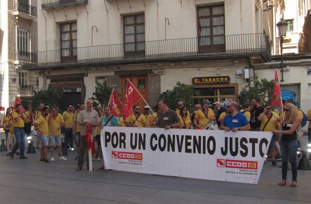Protesta ante la Generalitat de los empleados de ambulancias                    