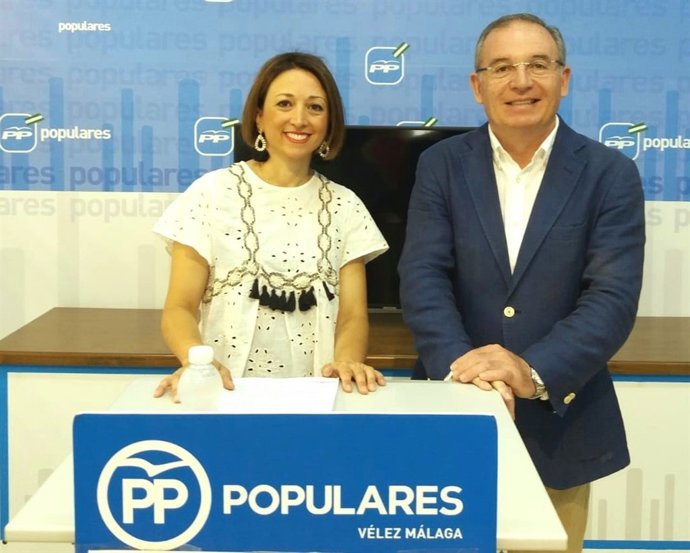 Secretaria Patricia Navarro con presidente PP local VElez Francisco Delgado 