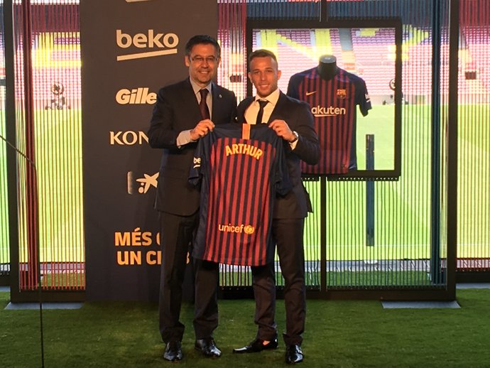 El presidente del Barça, Josep Maria Bartomeu, y el jugador Arthur