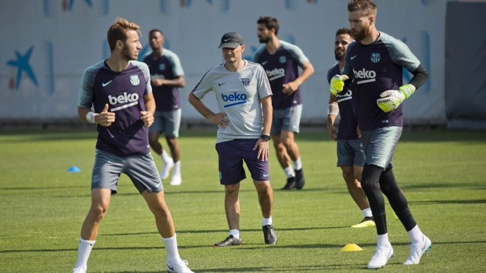 El jugador del FC Barcelona Sergi Samper (izquierda) en un entrenamiento