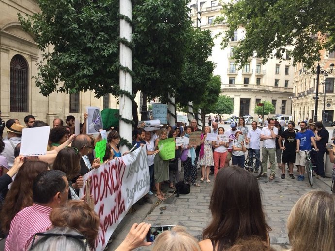 Concentración ante el Ayuntamiento