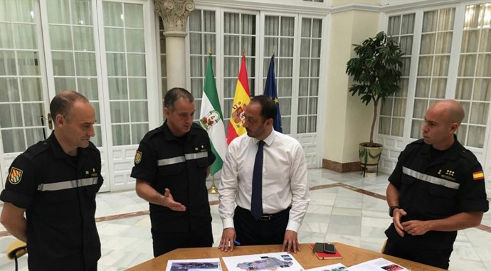 El delegado del Gobierno en Andalucía se reúne con representantes de la UME