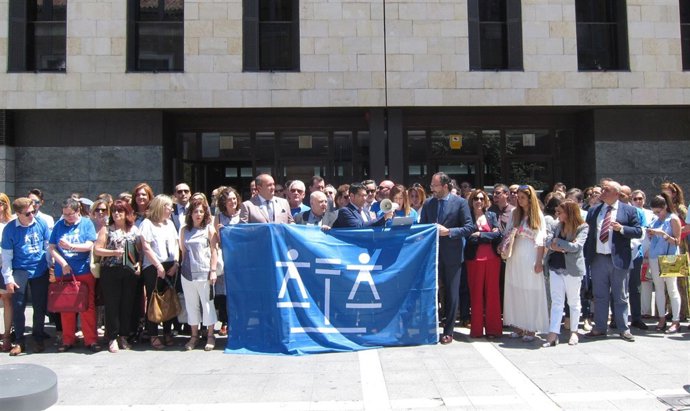 Concentración de abogados para pedir mejoras en el Turno de Oficio