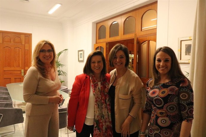 Sánchez Rubio junto a Ambrosio (centro) en el Ayuntamiento de Córdoba