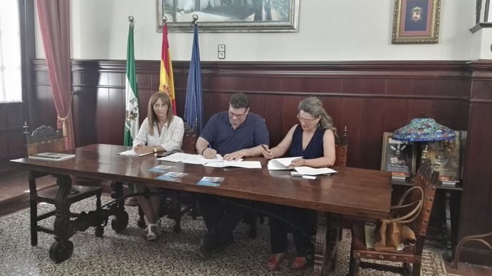 En el centro, el alcalde de Morón