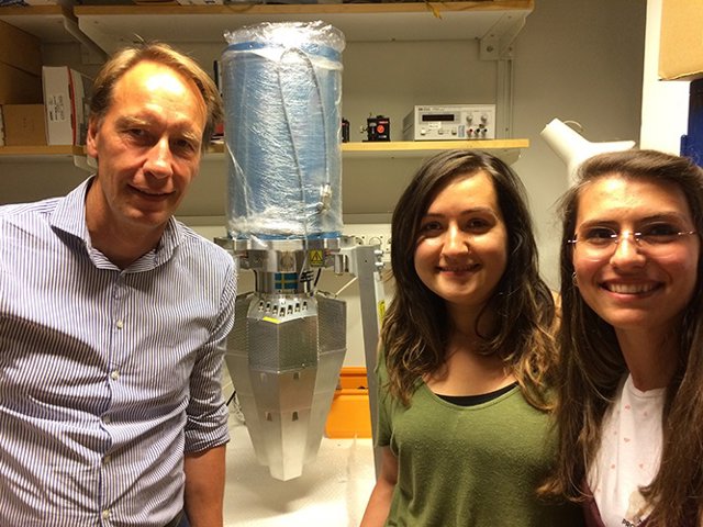 Bo Cederwall, a la izquierda, y sus ayudantes estudiantes de doctorado