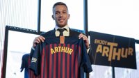 Arthur: "Voy a trabajar para llegar lo más cerca de Iniesta y Xavi"