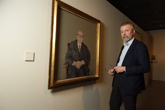 El artista gaditano Hernán Cortés junto a una de sus obras
