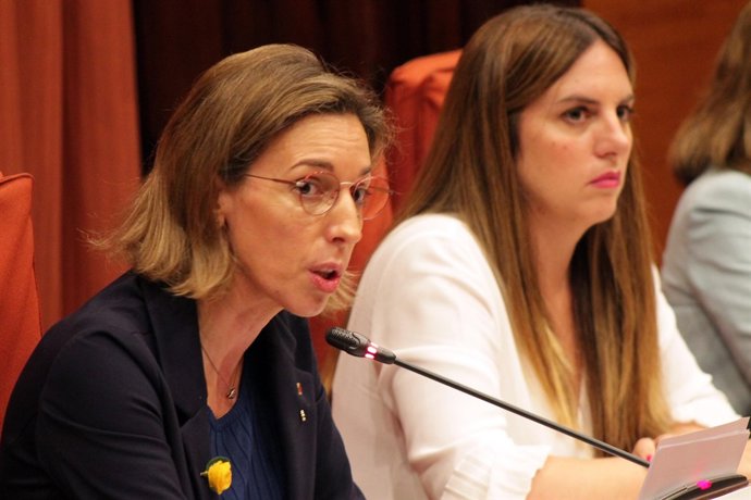 En primer plànol, la consellera d'empresa, Àngels Chacón