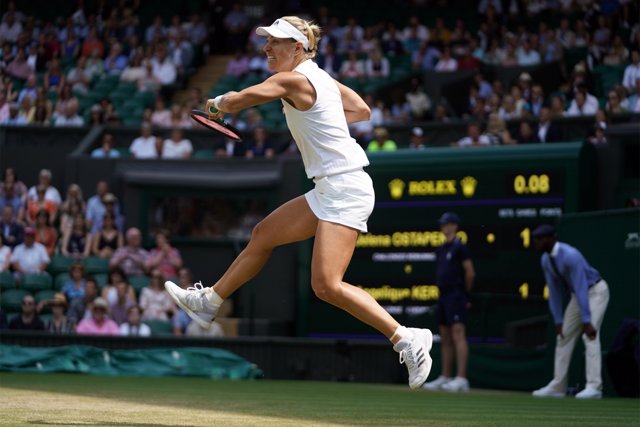 Angelique Kerber ejecuta un golpe en Wimbledon