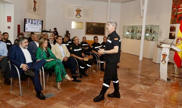Delegado del Gobierno en Madrid durante una visita a la UME