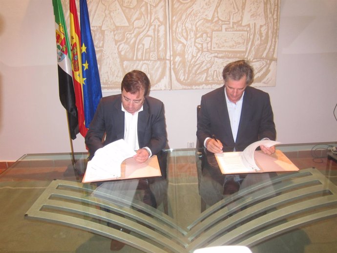 Junta de Extremadura y Acciona firman un protocolo                   