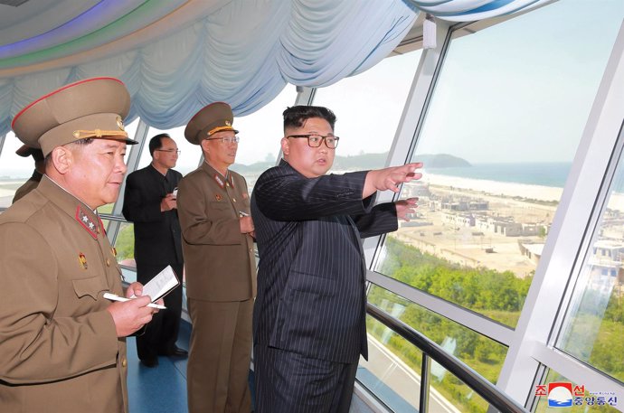 El líder norcoreano, Kim Jong Un, con altos cargos militares