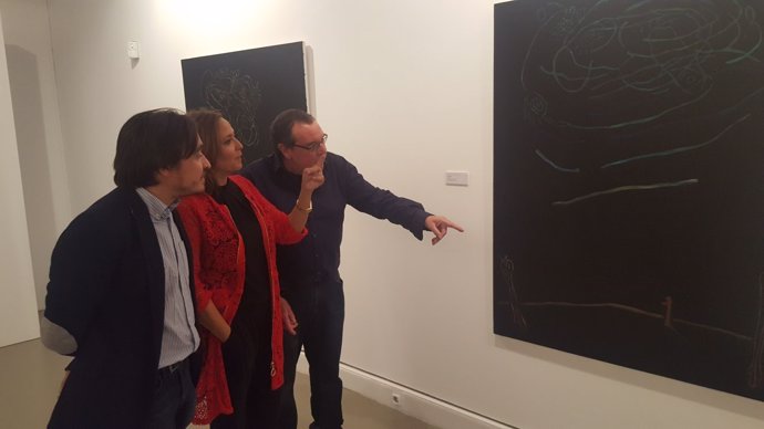 Gonzalo Tena, junto a Mayte Pérez y Nacho Escuín observando una de sus obras