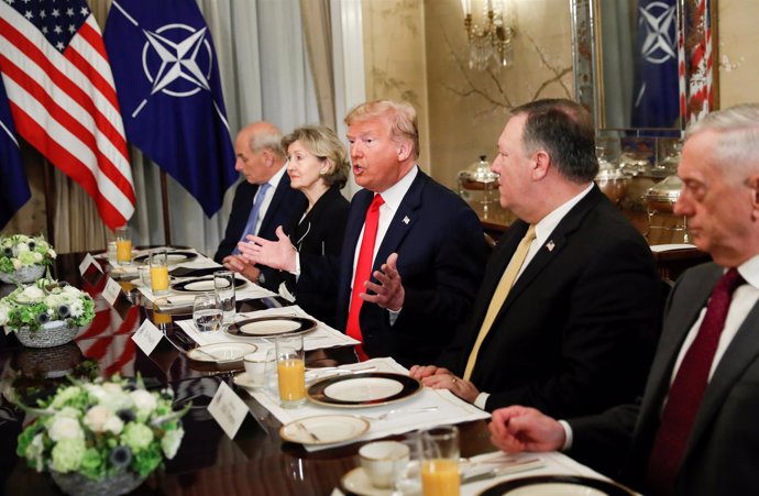 Donald Trump y la delegación estadounidense en una reunión con la OTAN