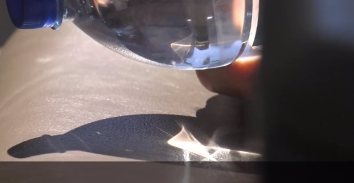 Botella de agua dentro de un coche