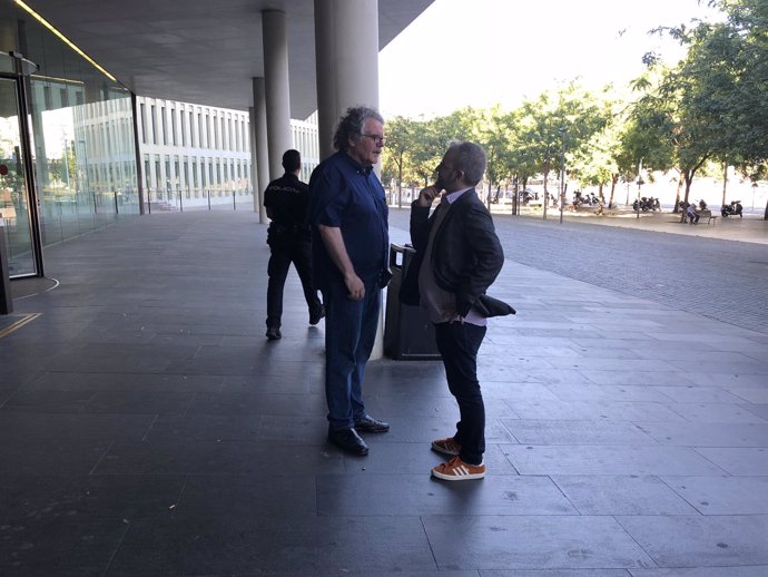 J.Tardà junto al J.Ginesta, a las puertas de la Ciudad de la Justicia