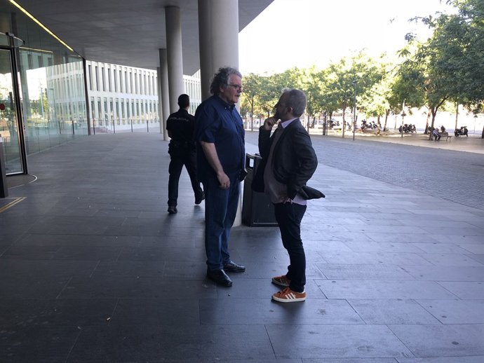 J.Tardà al costat del J.Ginesta, a les portes de la Ciutat de la Justícia