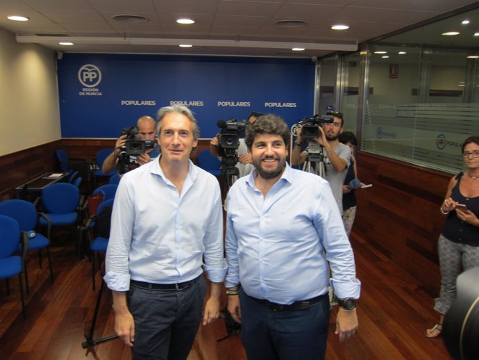 El ex ministro Íñigo de la Serna y el presidente López Miras