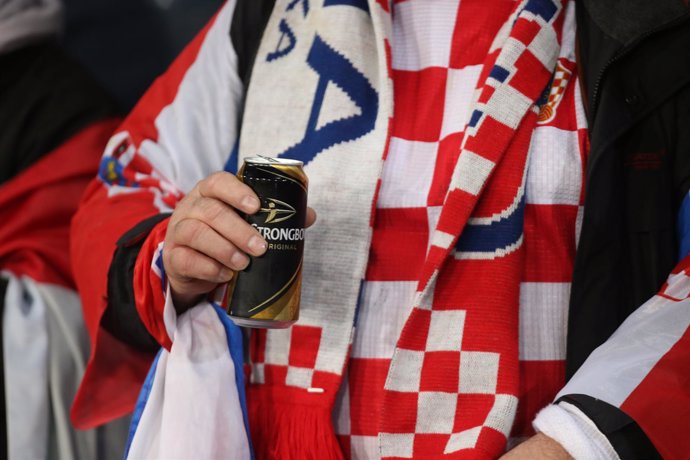 Un aficionado croata sostiene una cerveza