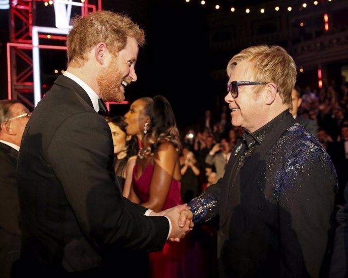 El príncipe Harry y el cantante Elton John en la Royal Variety Performance 2015