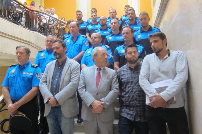 Los 12 nuevos agentes de la Policía Local de Oviedo en la toma de posesión.  