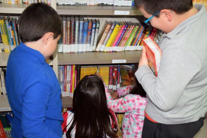 Niños en una biblioteca de la provincia de Cáceres